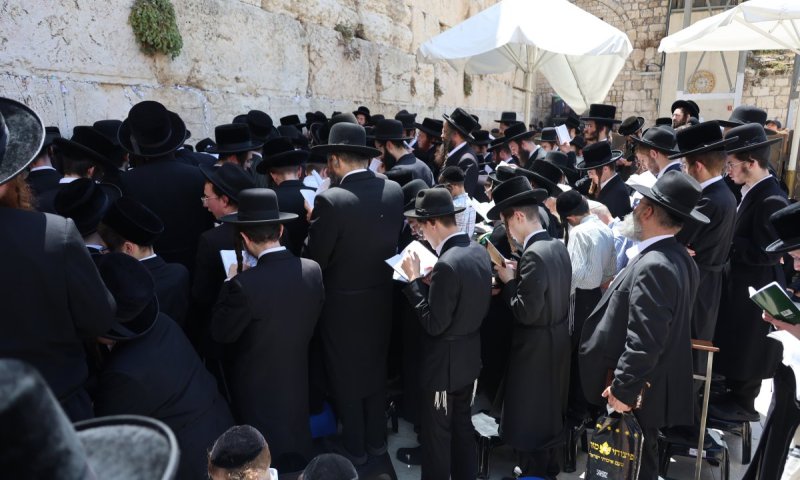 אלפים באמירת קינות על יד שריד בית מקדשנו