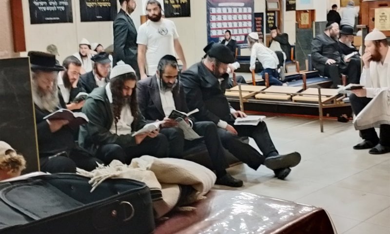 קריאת איכה ואמירת הקינות בציון רבי נחמן