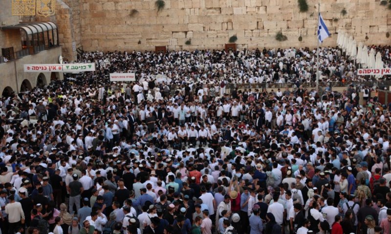 אלפים זעקו תפילה לשחרור החטופים בכותל המערבי: "הגיע זמן גאולתכם"