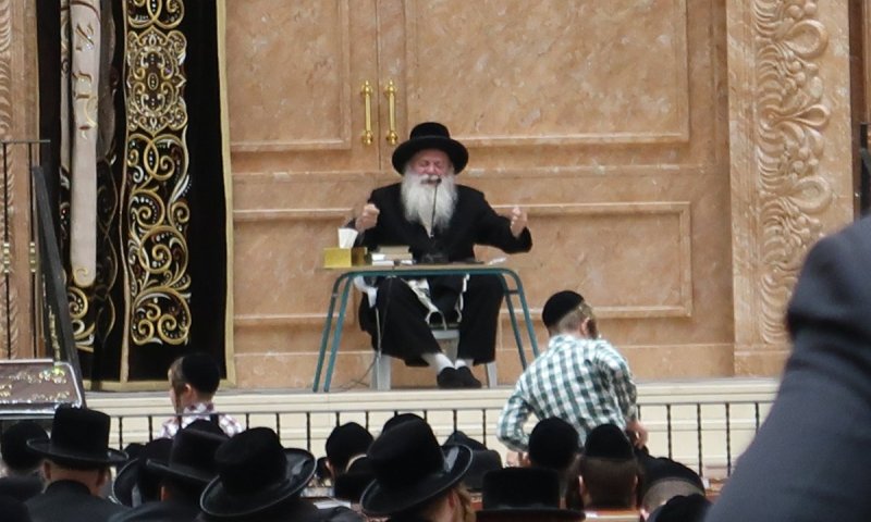המשפיע עורר בשיחתו: "לא לדבר בפלאפון במרחב הציבורי"