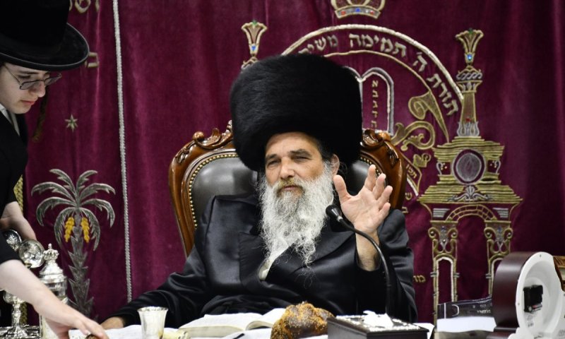 יארצייט באשלג: האדמו"ר ערך טיש ועלה לציון עם החסידים