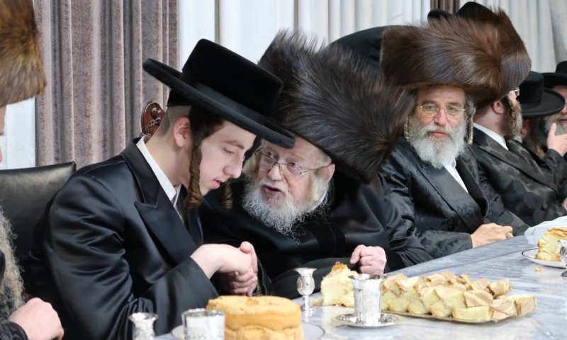 קרית קרעטשניף: אירוסין לנכדת הרבי עם נכד האדמו"רים מקאלוב ותוא"י