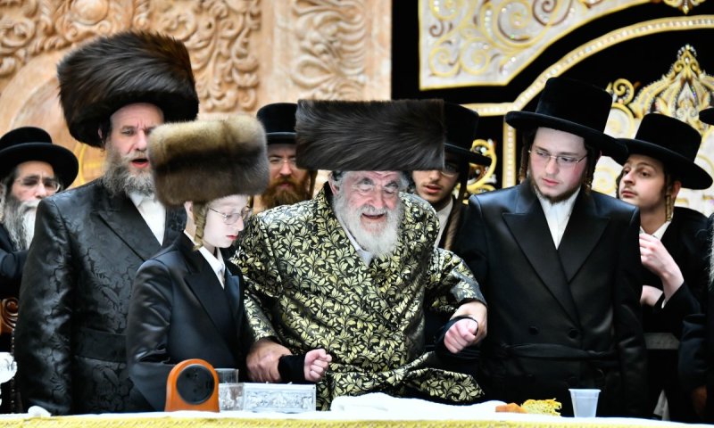 'משה יהושע הגר' הראשון התברמ"ץ במעמד הרבי מויז'ניץ