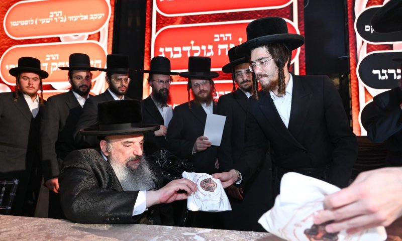 'דער לעלובער פלאם': החסידים חתמו הוראות קבע וקיבלו 'גארטל' מהרבי