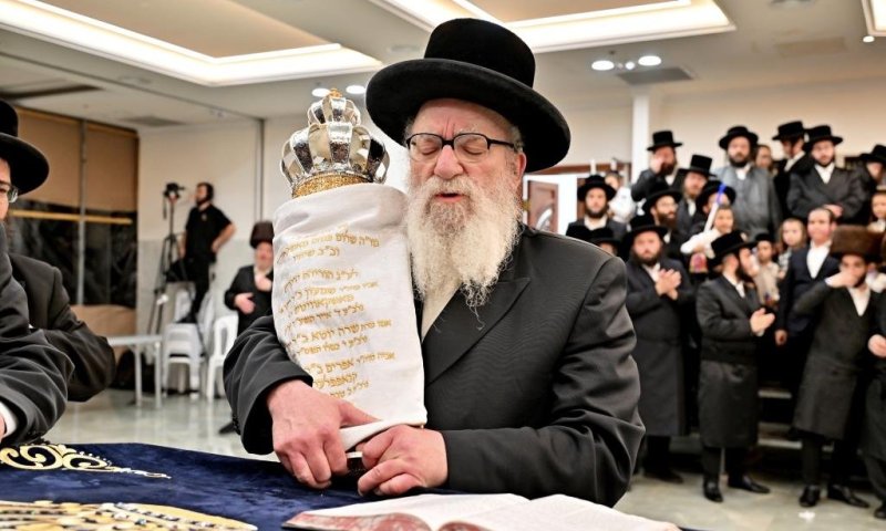 הנגיד תרם ספר תורה והבן הגדול של הרבי מסקווירא הגיע לארץ לחגוג