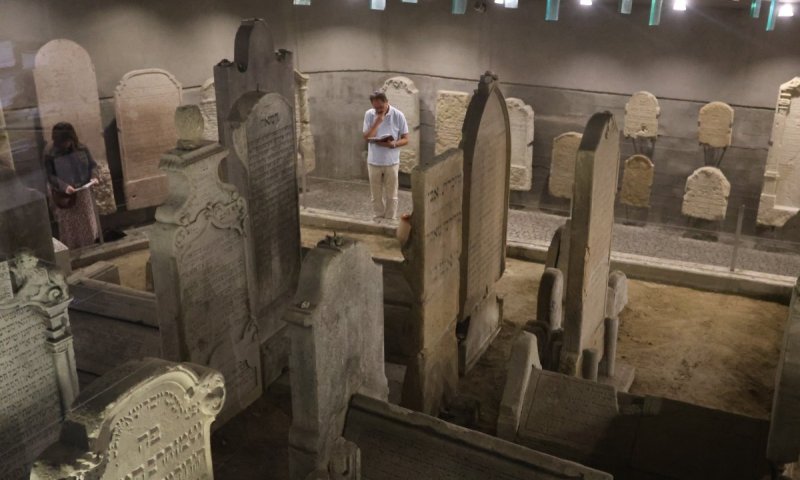 מסע בסלובקיה: הצלם החב"די לובעצקי מתעד את חיי הקהילה היהודית בברטיסלבה