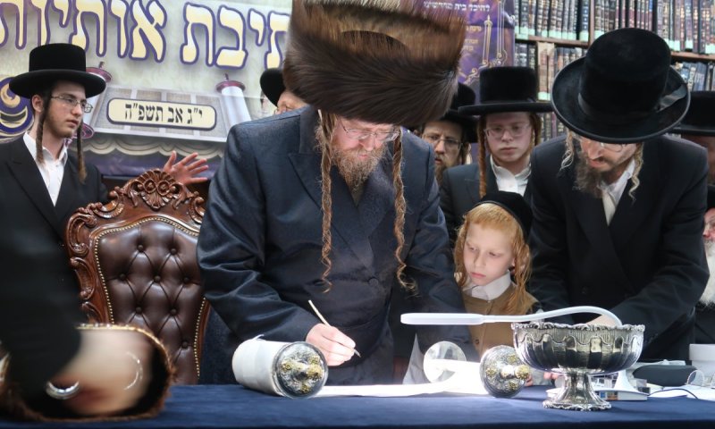 זה רק קדימון לחתונה: כך חגגו בשומרי אמונים הכנסת ס"ת