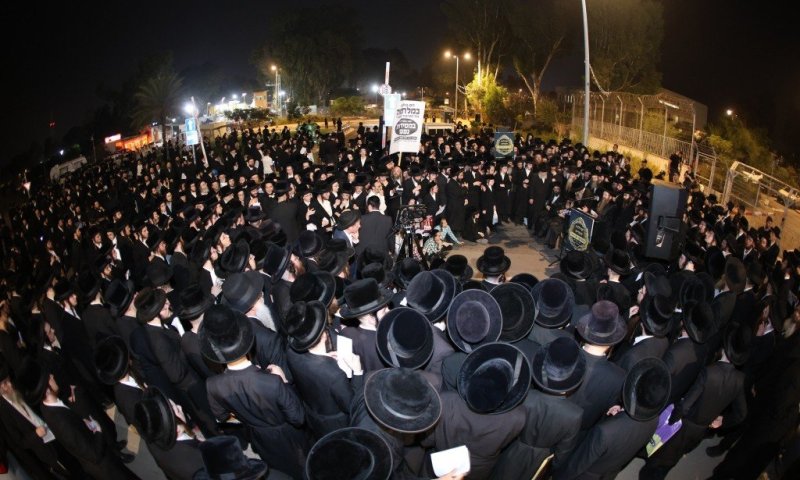 גלריית ענק ממחאת קהילות החסידים מול כלא 10