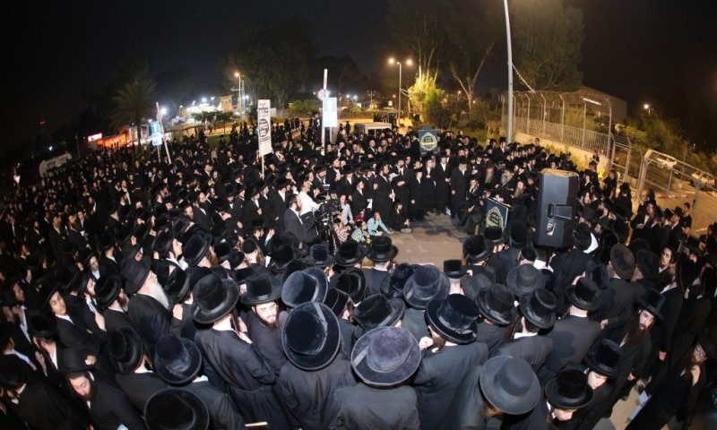 שידור חוזר מרחבת כלא 10: גדולי האדמו"רים במחאת ענק