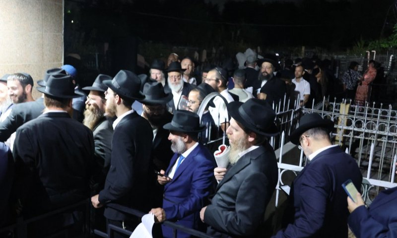 רבים הגיעו למקום מנוחתו של רבי&nbsp;לוי יצחק שניאורסון זצ"ל בקזחסטן | צפו