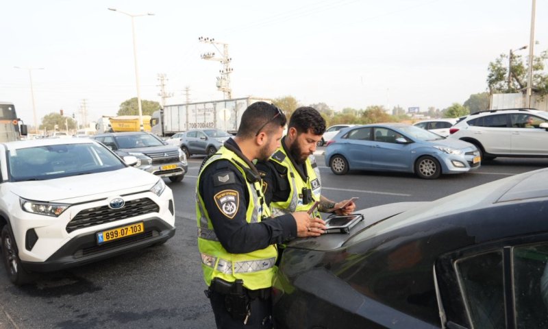 מה יעשו שוטרי התנועה? טסלה תאפשר לשלוח הודעות בזמן נהיגה