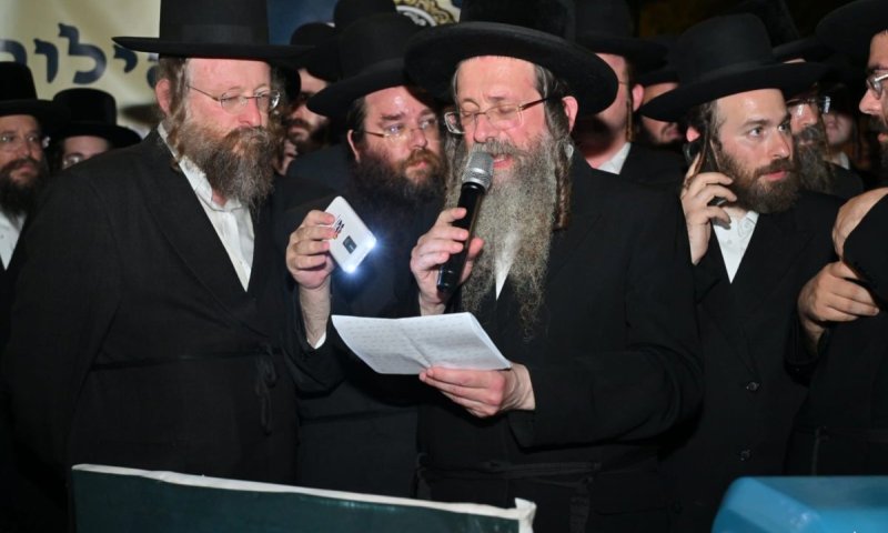 "לא נישבר" מחאת ענק של קהילות החסידים מול שערי כלא 10