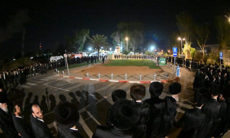 מחאת החסידים בשערי כלא 10: "משליכים פה תלמידי ישיבות לבתי הכלא"