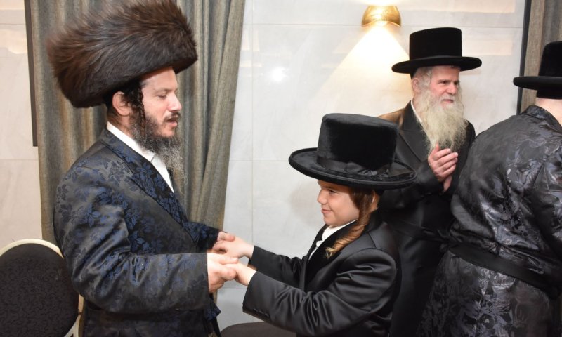 צפו בגלריה: הרה"צ מזלאטשוב בירמ"צ את בנו בבין הזמנים
