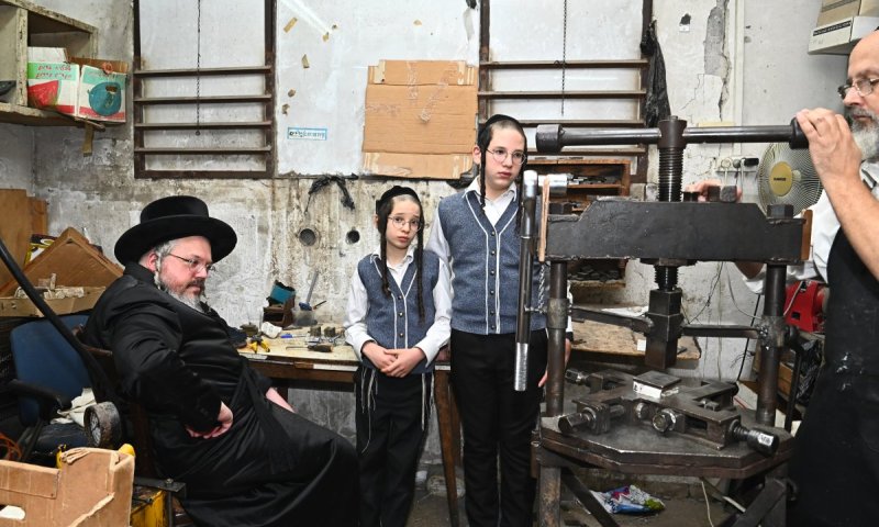 הרה"צ מבעלזא הראה לבנו משה יהושע רוקח איך עושים תפילין