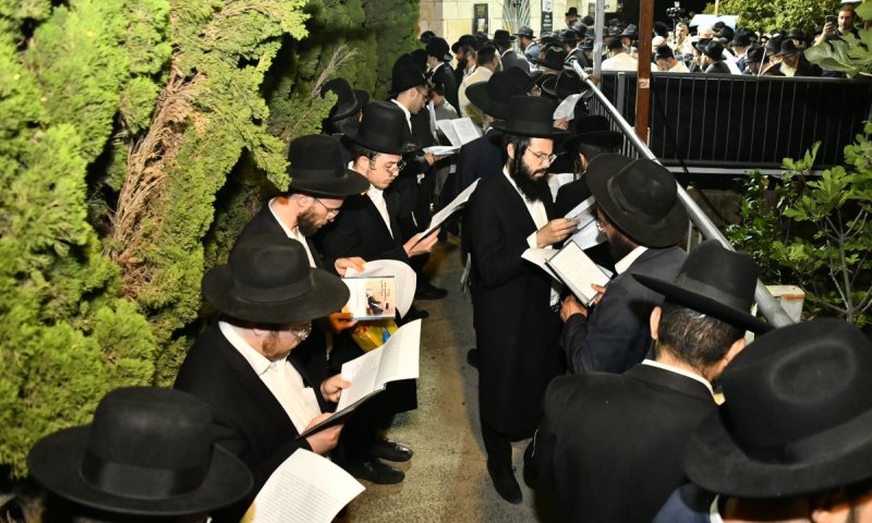 שטף דמעות וזעקה עד לב השמים במעמד סגולת רינה של תורה למען אלפי הרווקים והרווקות בט"ו באב בעמוקה
