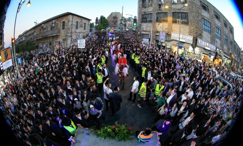 אוטובוסים פתוחים&nbsp;וסוסים: תהלוכה שירושלים טרם ראתה | תיעוד מרהיב