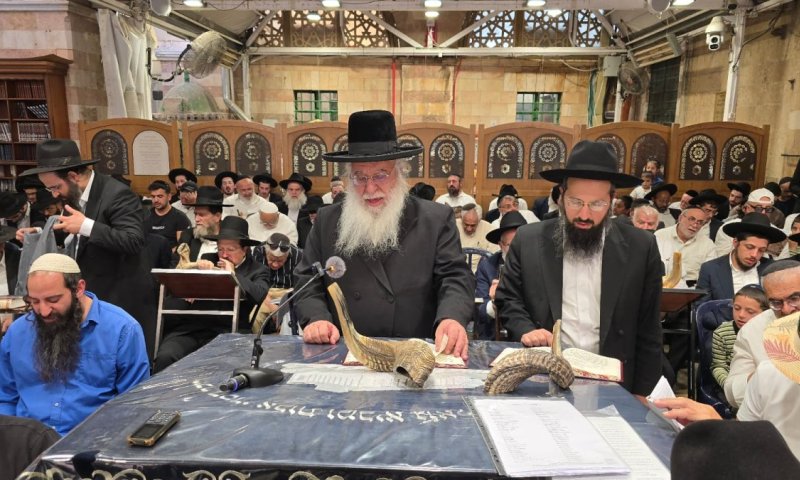 פתיחת הסליחות בער"ח אלול: המקובל במסע תפילות בחברון לישועת ישראל