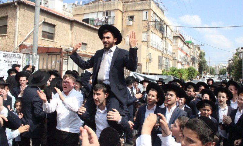 בני ברק נחסמה לתנועה בערב שבת: האסיר רפאל יצחקוב שוחרר מכלא 10 | תיעוד