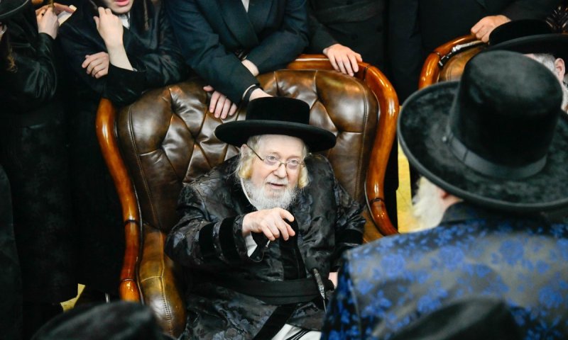 המקום ינחם: האדמו"רים נהרו לנחם בקרית קרעטשניף על פטירת האחות