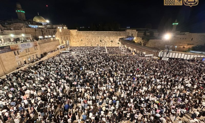מרגש: סליחות בכותל המערבי במעמד ניצולי שבי ובני משפחות החטופים