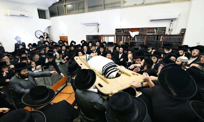 שידור חוזר: מסע הלוויתו של האדמו"ר מקרעטשניף סיגעט זצ"ל