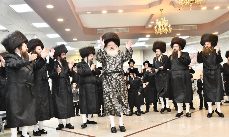 שמחה בחצר בערגסאז בית שמש: הרבי חיתן את המוז'יניק