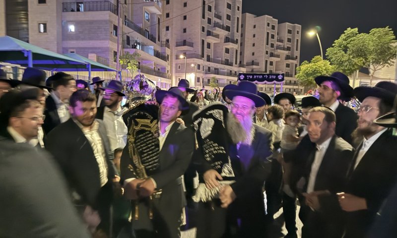 הליטאים של רמת אברהם חגגו: ספר תורה ל&rsquo;מנין אשכנז&rsquo; שע"י מוסדות &rsquo;דרך אמונה&rsquo;