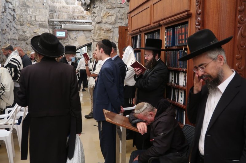 בחדרי חרדים