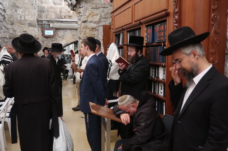 בחדרי חרדים