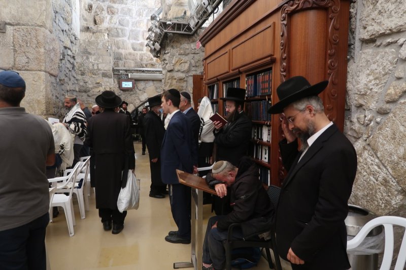 בחדרי חרדים