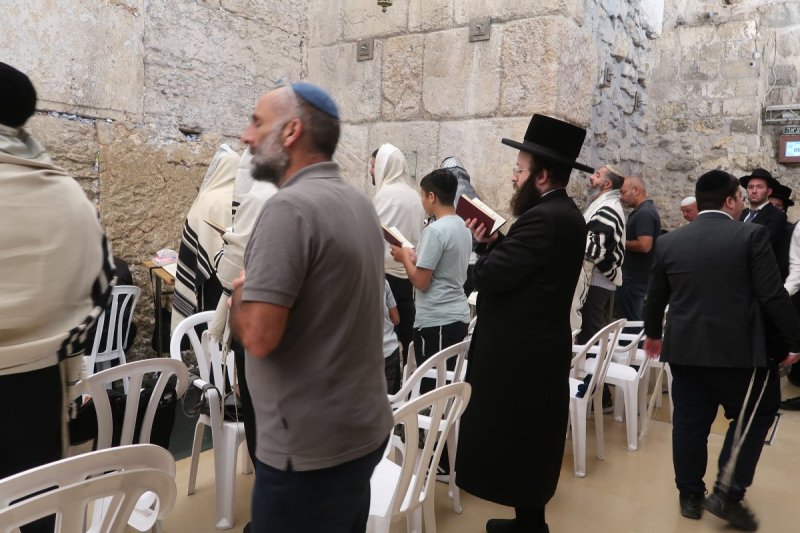 בחדרי חרדים