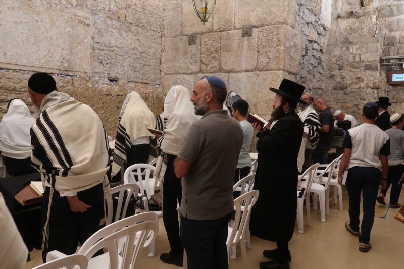 בחדרי חרדים