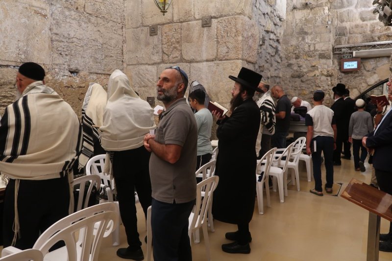 בחדרי חרדים