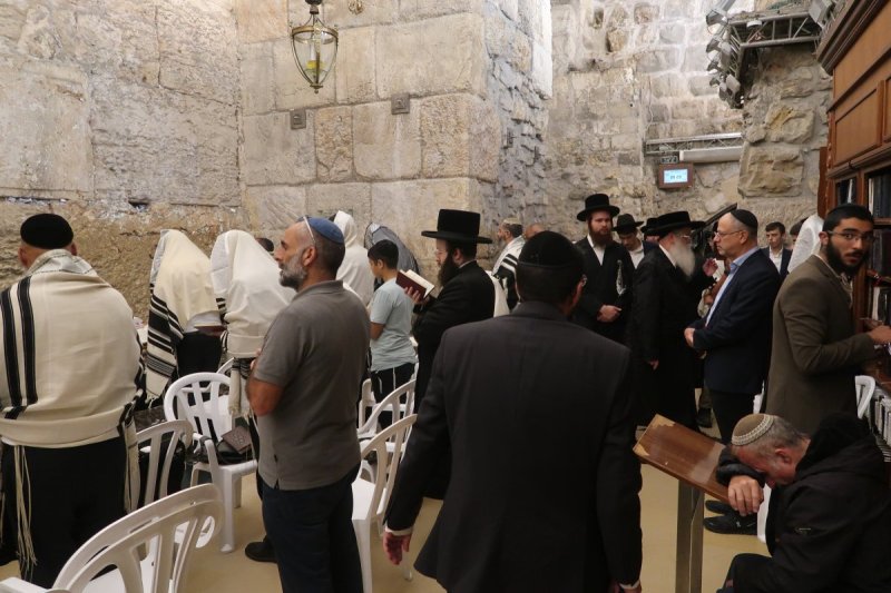 בחדרי חרדים