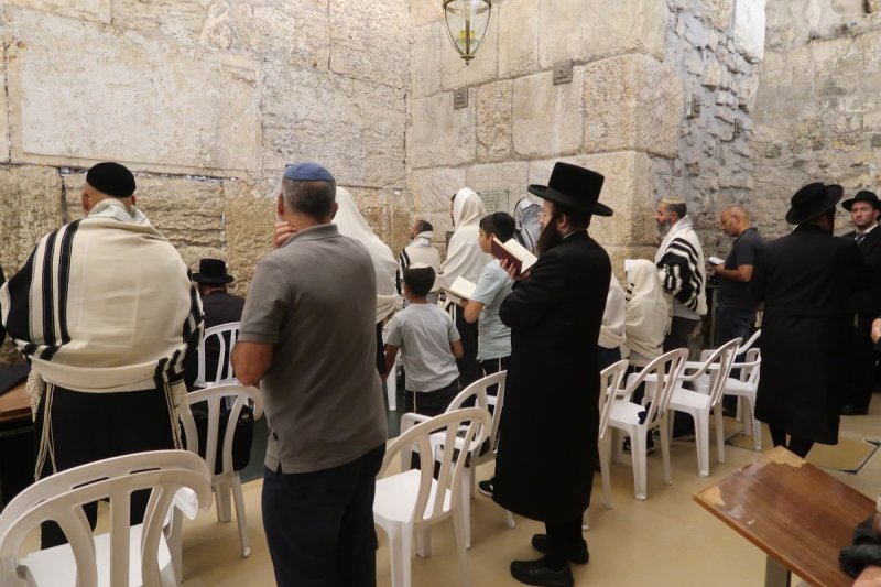 בחדרי חרדים