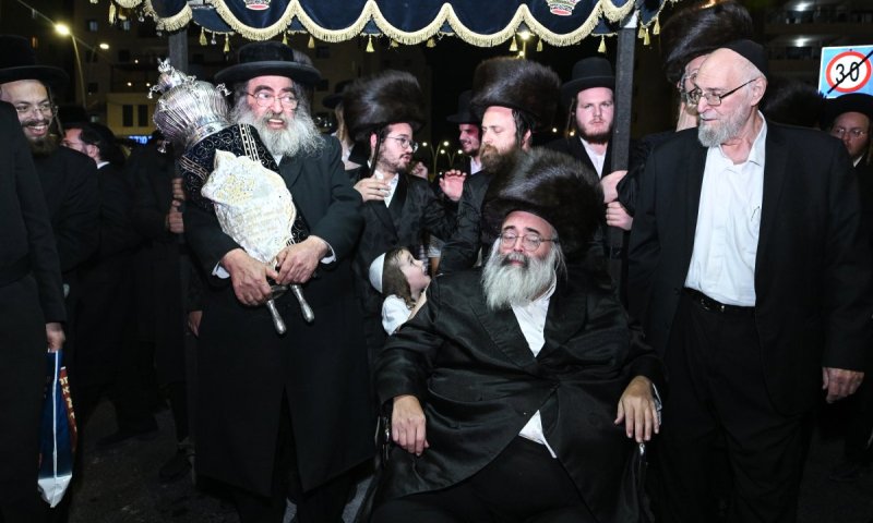 ברמה ד' חגגו: ספר תורה הוכנס לברסלב לזכרה של אשת העסקן