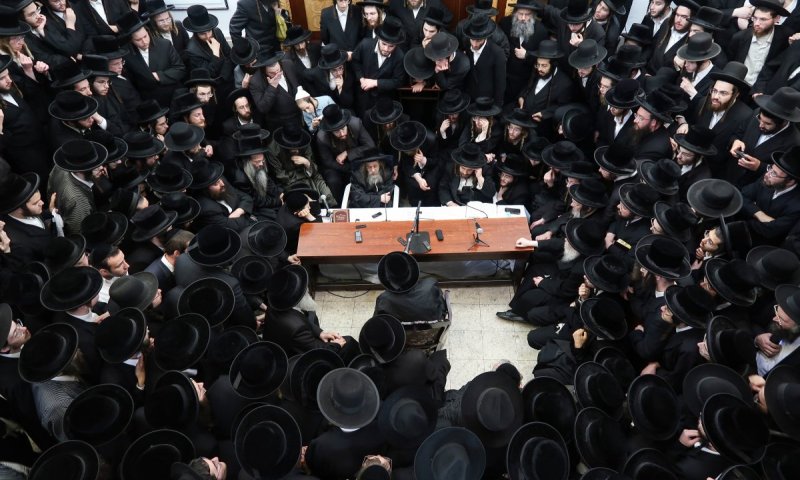 המונים נהרו לבית ישראל: ניחום אבלים בקרעטשניף סיגעט | גלריה מסכמת