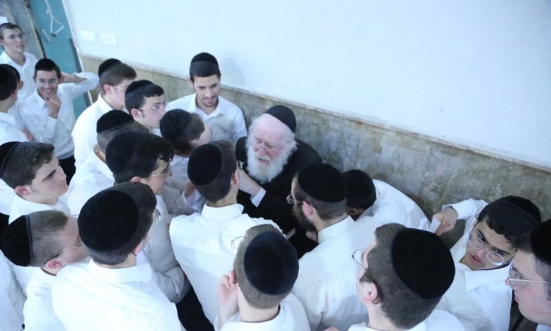 מתיקות ובהירות התורה: הגר"י זלושינסקי מסר את החבורה הראשונה לאלול