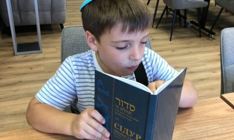 זלנסקי קיבל סידור מתורגם לאוקראינית שחולק לאלפי תלמידים יהודים