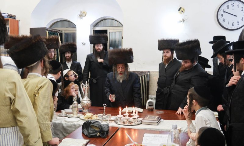 על מקומו של אביו: הרבי מקרעטשניף סיגעט שבת בבית ישראל