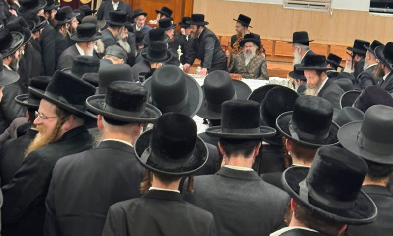 אחרי 4 חודשים: החסידים קיבלו את האדמו"ר ששב למעונו בלונדון