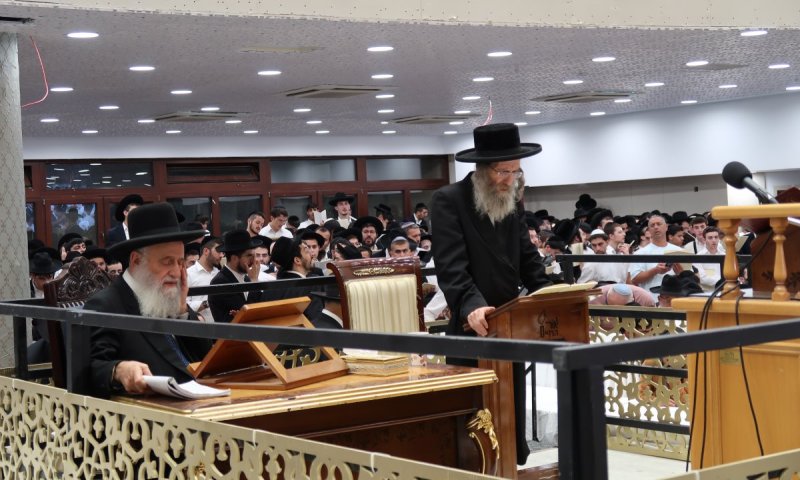 המשפיע ר' מיילך בשירת 'חטאנו לפניך' בישיבת 'אור החיים' | צפו
