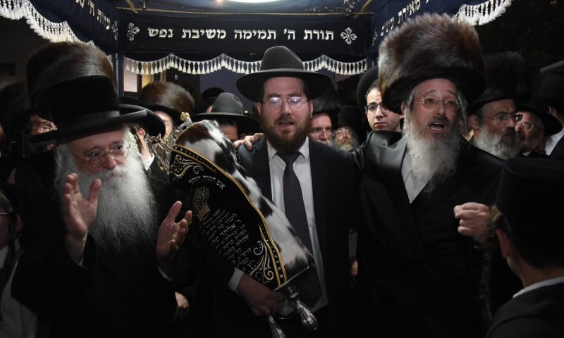 מרגש: הרב פאלי רקד בהכנסת ספר תורה לזכרו של האברך הרב לדרמן