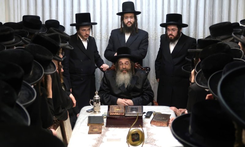 בחורי תולדות אהרן הגיעו לאדמו"ר מתולדות משה שפרץ בבכי