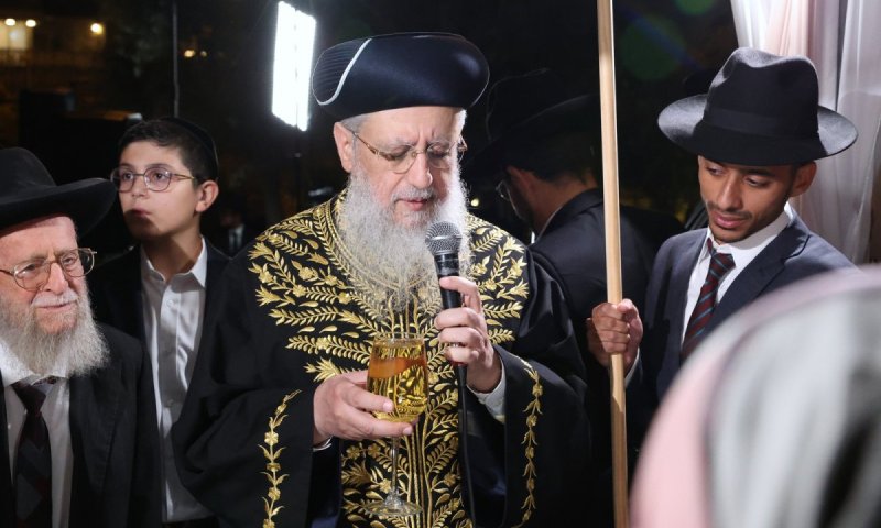 שמחת החתונה הגדולה לנכדת הראשון לציון עם נכד רב העיר
