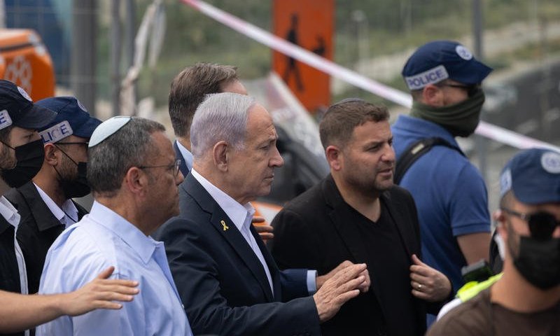 נתניהו הטיח בשופטי בג"ץ בזירת הפיגוע: "אתם גם חלק מהמלחמה"