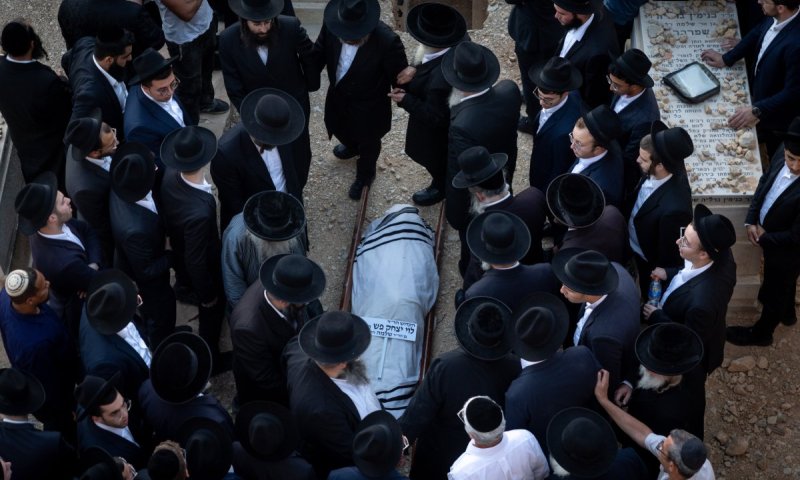 ראש ישיבת 'קול תורה' זעק בהלווית הנרצח: "ר' יצחק איך זה קרה לך?"