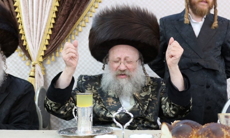 הרבי מנאדבורנא באניא חיתן את נכדו בן לרב קהל חסידים רמה ד'