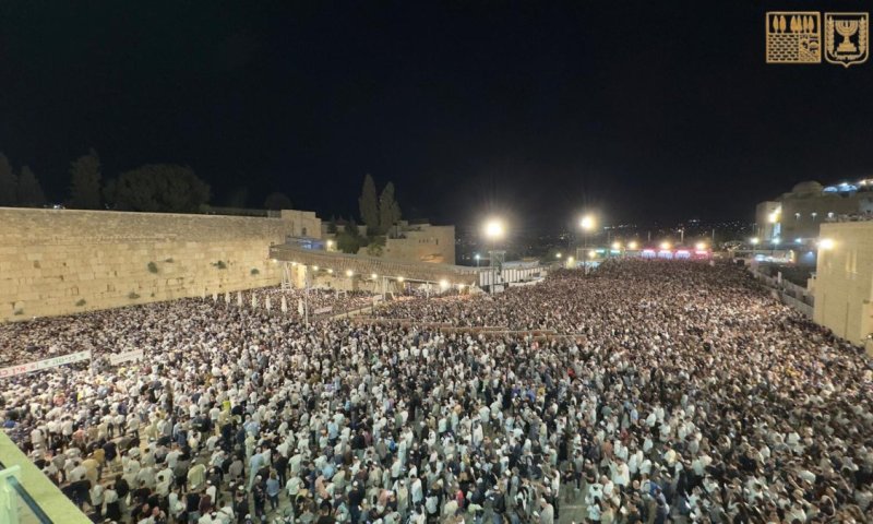 מרגש ומרטיט: רבבות במעמד הסליחות בכותל 